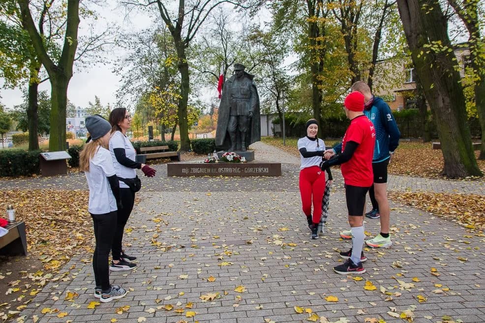 Biegacze Jarocin pobiegli szlakiem pomników poświęconych bohaterom Ziemi Jarocińskiej — zdjęcie 2 z 29