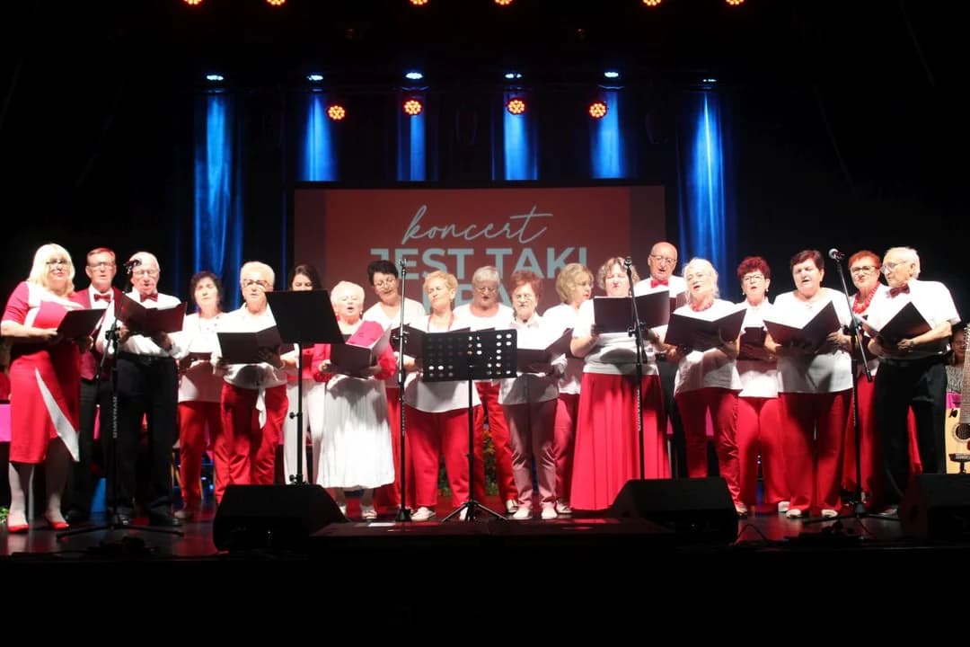 "Zawsze Młodzi" zaprosili znów do wspólnego śpiewania. Tym razem na patriotyczną nutę [ZDJĘCIA] — zdjęcie 5 z 123