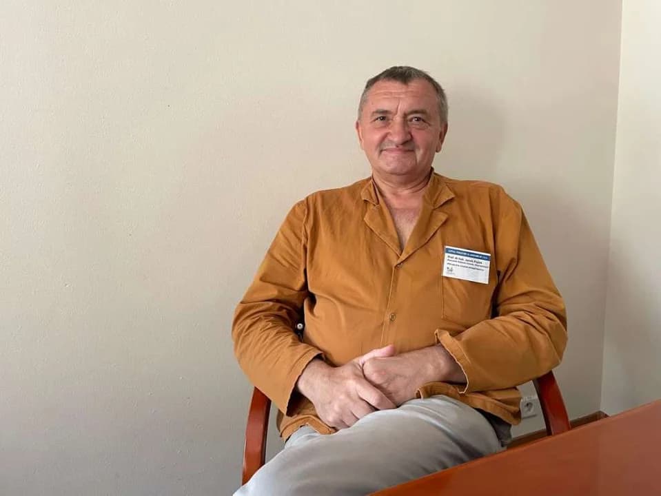 Jaką rolę w jarocińskim szpitalu odgrywa prof. Jacek Piątek - kieruje jednym oddziałem czy ma wpływ na całą placówkę?