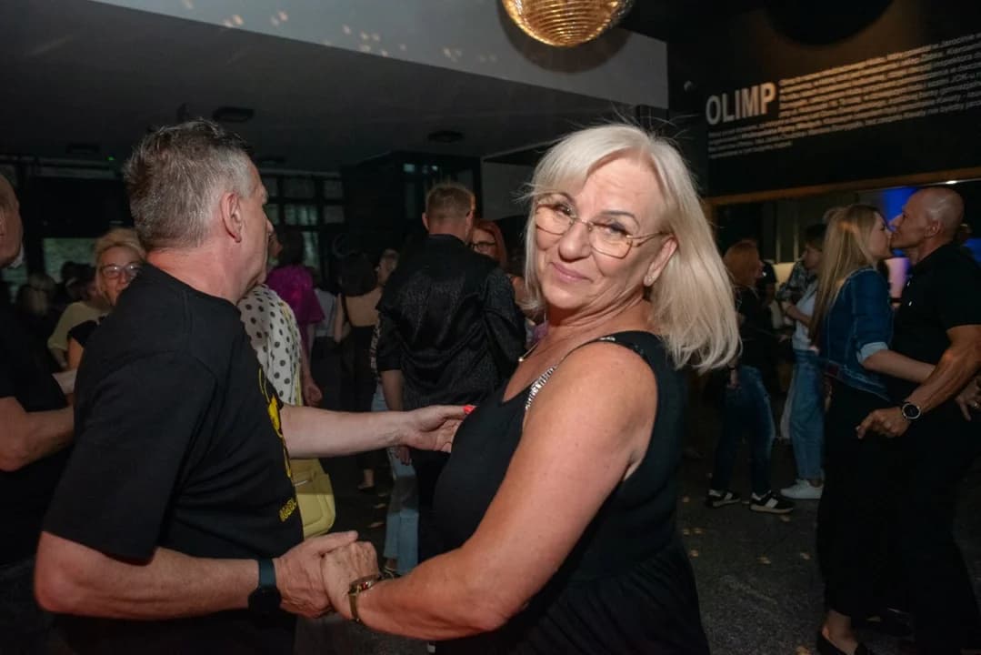 Taneczny powrót do PRL. Tłumy na parkiecie i legenda DJ-ki — zdjęcie 6 z 52