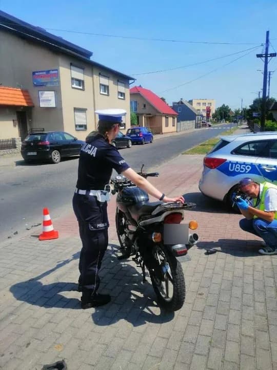 W Książu Wlkp. motorowerzysta uderzył w płot. Kierowca był z powiatu jarocińskiego [ZDJECIA] — zdjęcie 4 z 4
