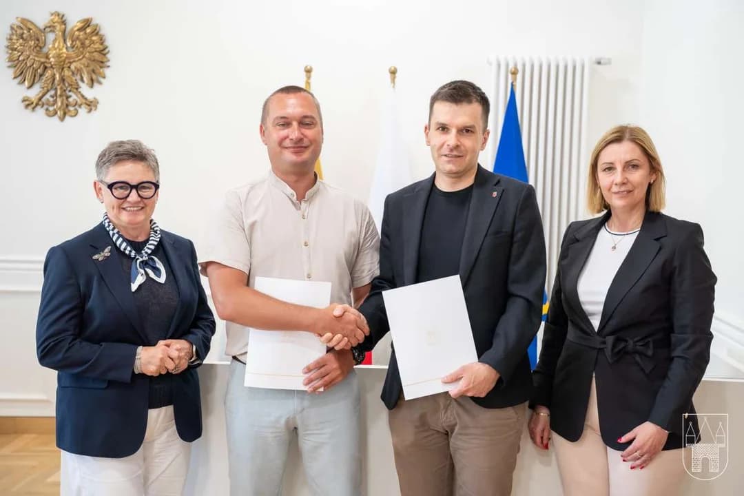 Podpisanie umów na termomodernizację świetlicy w Osieku i szkoły w Jarocinie — zdjęcie 4 z 4