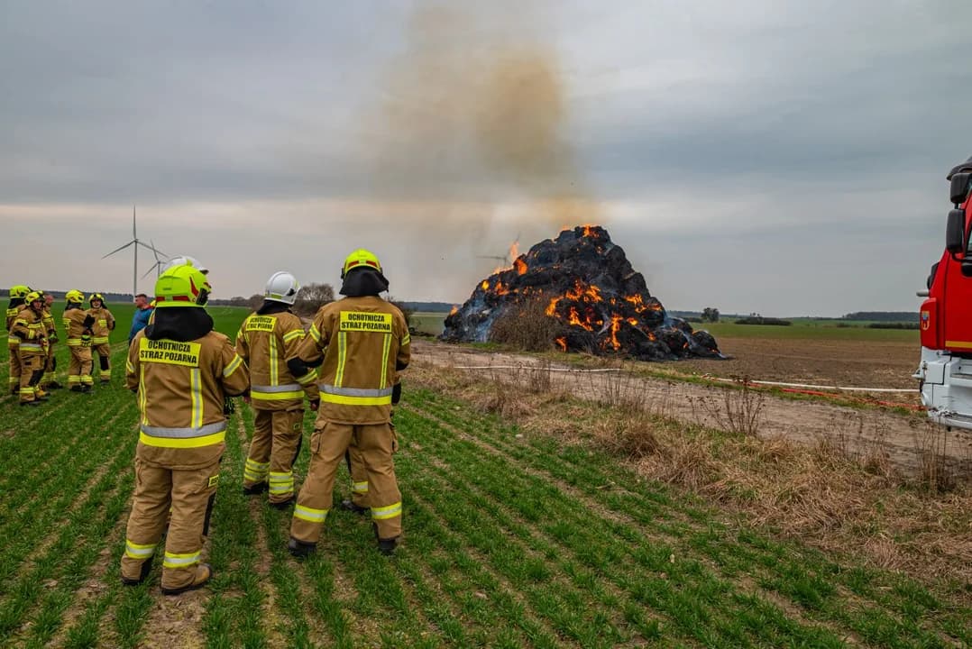 Pożar stogu słomy. Strażacy w akcji — zdjęcie 5 z 32