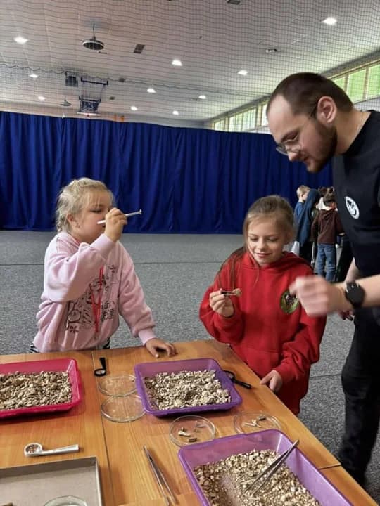 Dzieci z "trójki" miały okazję dotykać skamielin. Szkołę odwiedzili paleontolodzy z Uniwersytetu Wrocławskiego [ZDJĘCIA] — zdjęcie 6 z 9