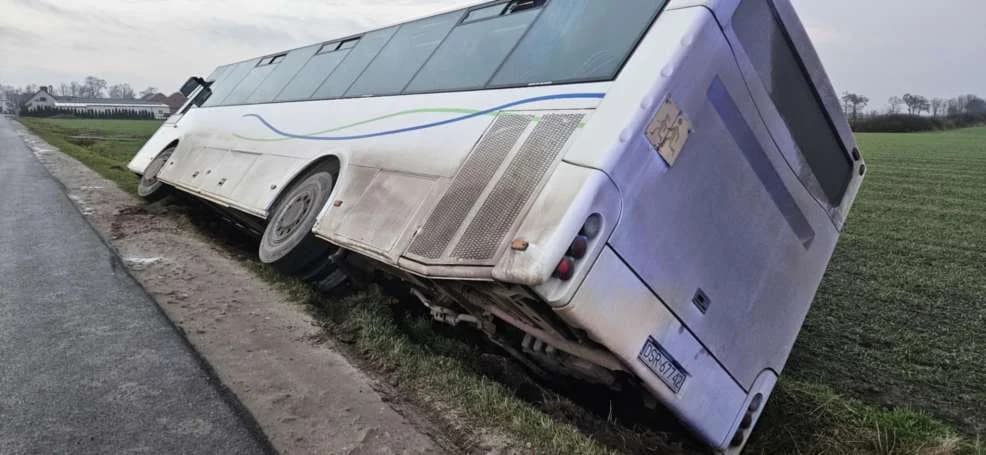 Uczennica ma obrażenia. Policja zajmuje się sprawą autobusu szkolnego, który wpadł do rowu w Łukaszewie