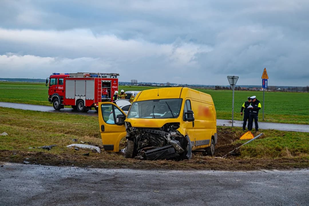 Zderzenie osobówki z busem w Jaraczewie na skrzyżowaniu DK 12 z drogą do Łukaszewa — zdjęcie 6 z 17