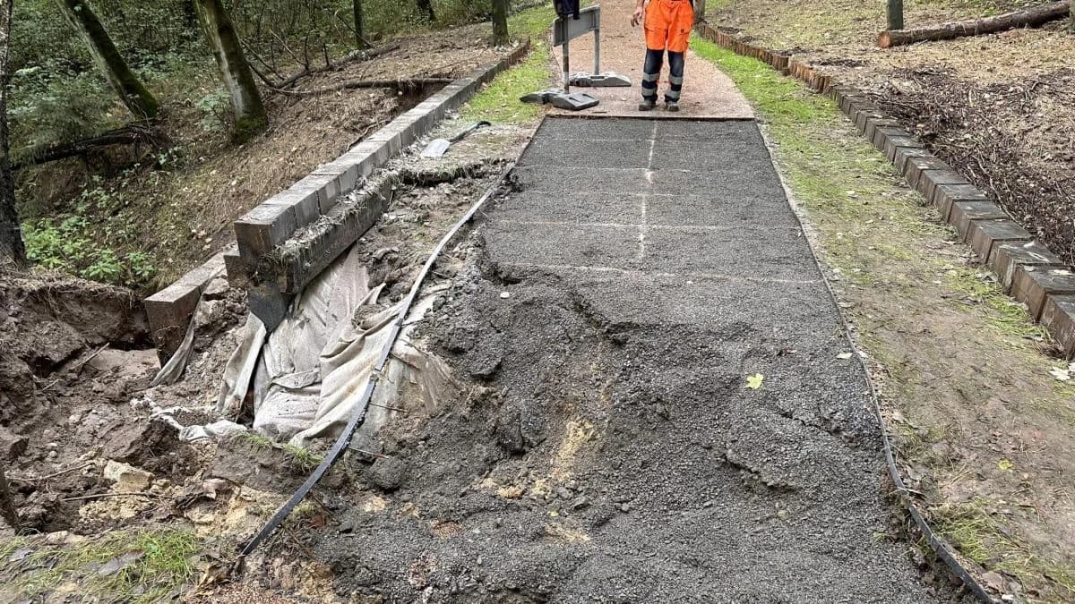 Silne opady deszczu zniszczyły ścieżkę rowerową. Mamy stanowisko wykonawcy [ZDJĘCIA]