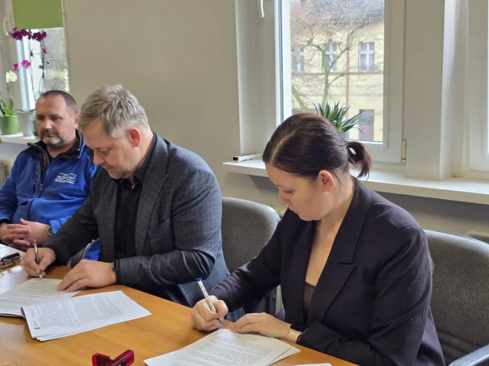 Prace ruszyły w lutym i mają zakończyć się przed rozpoczęciem kolejnego roku szkolnego. Wykonuje jest firma P.B.H. Marzyński z Jarocina.