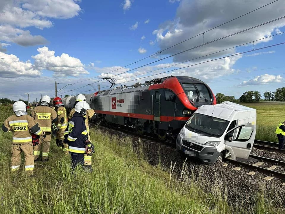 Wypadek na przejeździe kolejowym w Witaszycach — zdjęcie 1 z 20