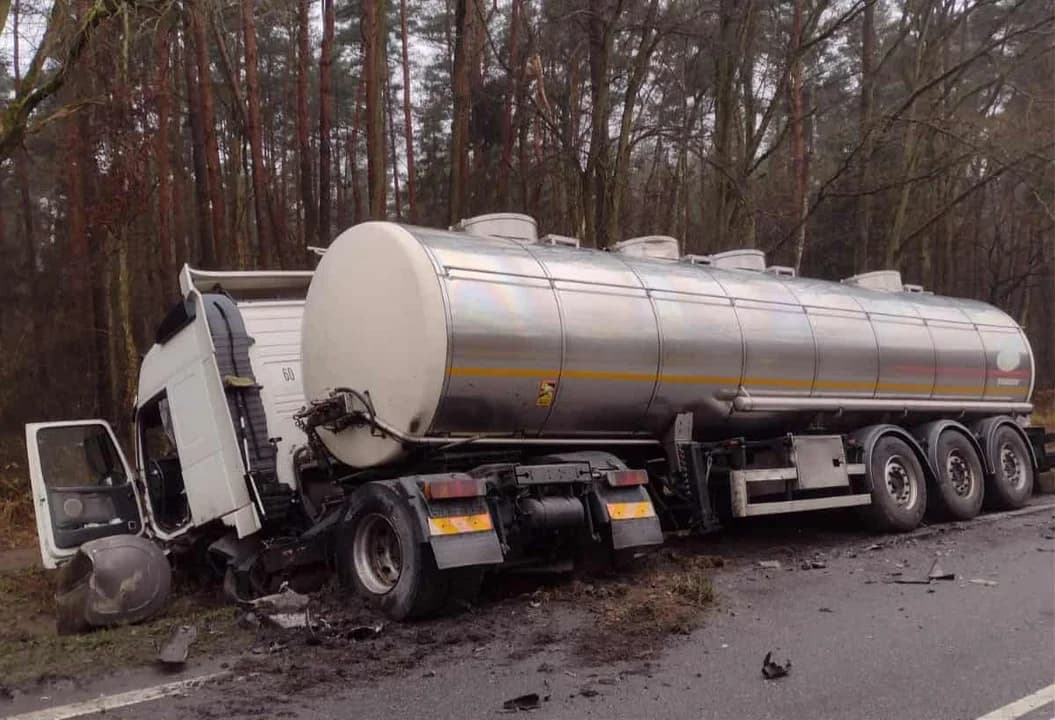Na drodze krajowej nr 12 zderzył się samochód osobowy z cysterną