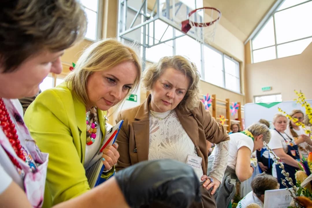 Wielkie tarcie chrzanu w Chrzanie. Przy tarkach stanęło blisko 100 KGW z całej Wielkopolski  [ZDJĘCIA, AKTUALIZACJA]