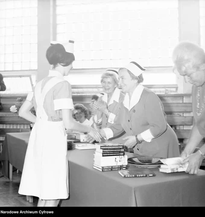 Matura w I Liceum Medycznym przy ul. Ciołka 27 w Warszawie. Uczennice na sali gimnastycznej. 1967 - 1970