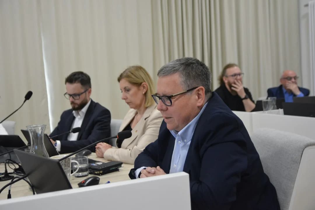 Radni nie mają zaufania do burmistrza, choć finanse oceniają dobrze. Posypały się zarzuty, wspomniano o referendum [ZDJĘCIA]