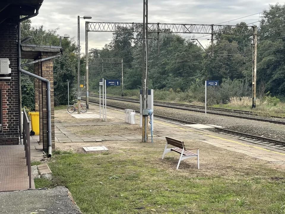 Pasażerka: Ludzie stoją i mokną na PKP. Jakie są plany dotyczące stacji Żerków w Chrzanie?