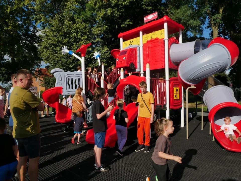 Nowy nietuzinkowy plac zabaw w Golinie. Gratka dla miłośników straży pożarnej — zdjęcie 2 z 11