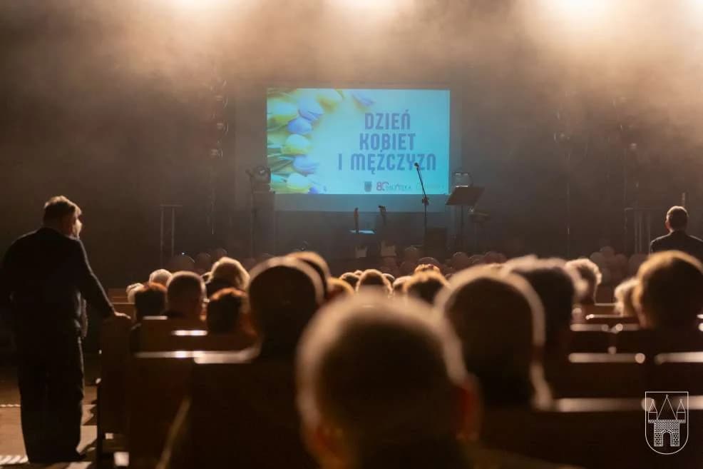 Dzień Kobiet i Dzień Mężczyzny był okazją do spotkania i koncertu w JOK Jarocin [ZDJĘCIA] — zdjęcie 6 z 35