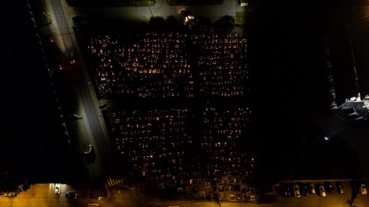 Dzisiaj Dzień Zaduszny. Zanim wyruszycie na cmentarze, zobaczcie nocne zdjęcia z Jarocina i Witaszyc [ZDJĘCIA] — zdjęcie 6 z 51