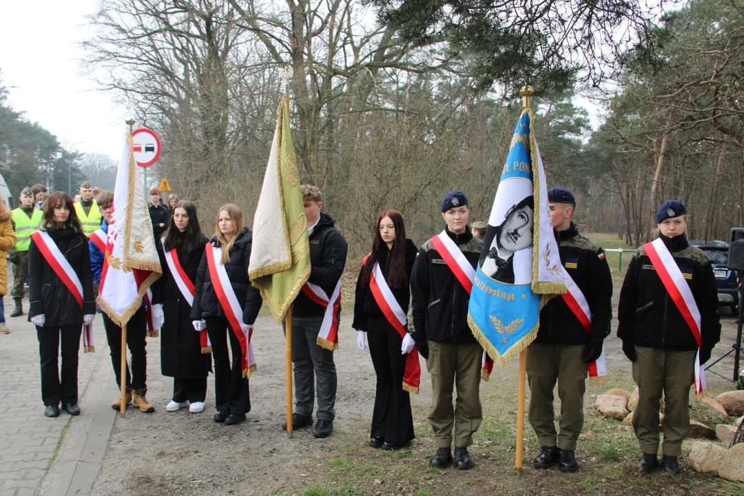 Uczcili Żołnierzy Wyklętych na mszy św. i przy pomniku w Jarocinie [ZDJĘCIA]