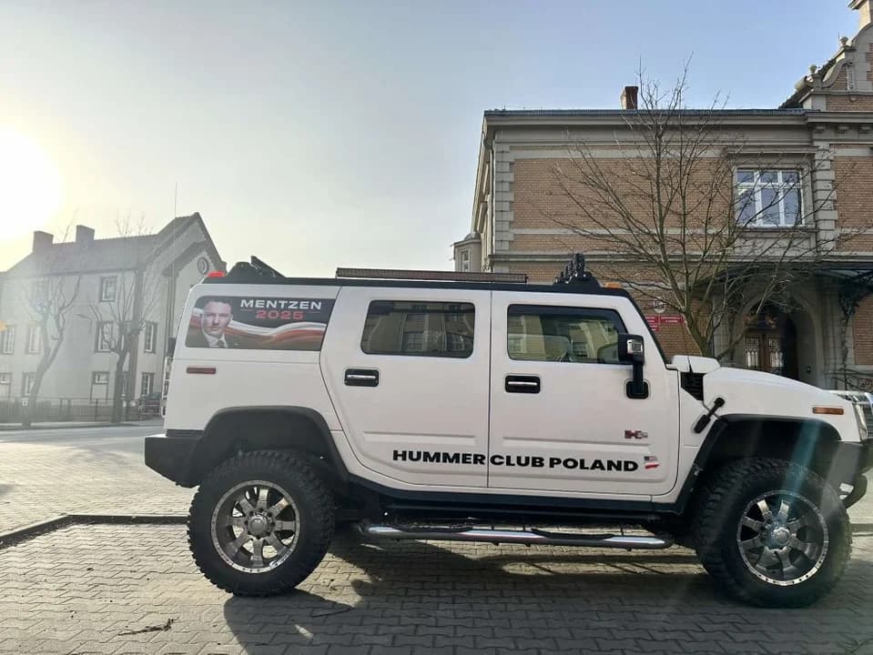 Zajął hummerem dwa miejsca parkingowe pod Urzędem Miejskim w Jarocinie