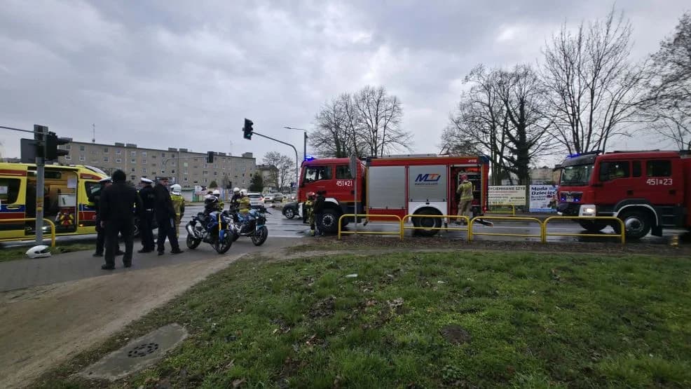 Zderzenie motocykla z osobówką w Jarocinie — zdjęcie 1 z 5