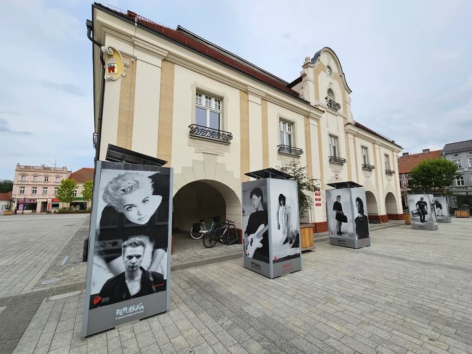 Na jarocińskim rynku można obejrzeć fotografie członków Republiki na scenie oraz muzyków, którzy byli zaangażowani w nagrywanie utworów w ramach projektu Obywatel G.C.