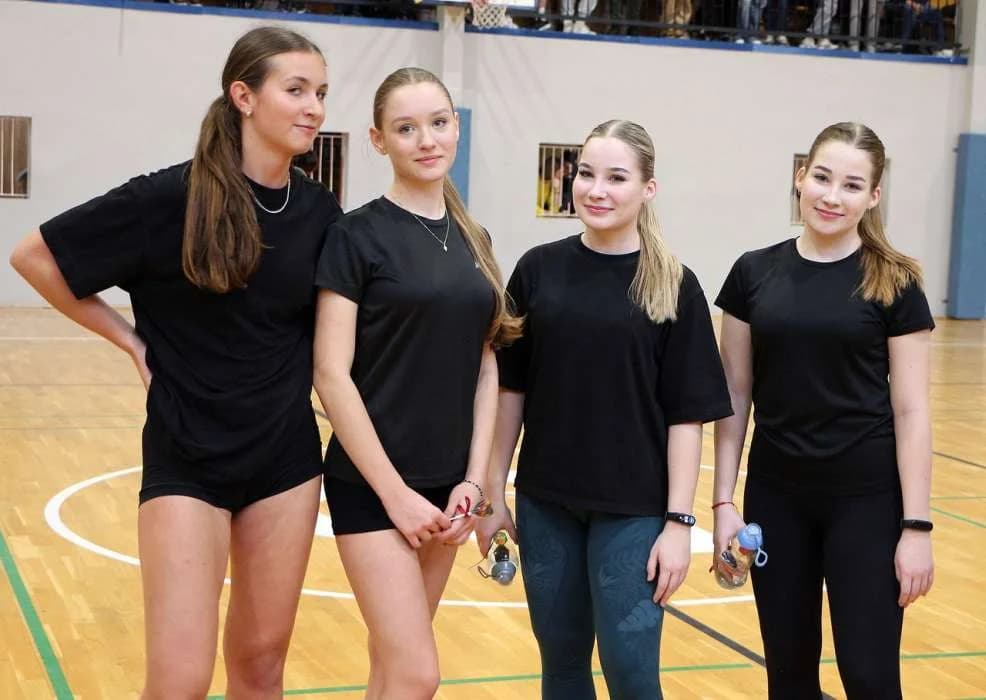 Turniej w halową piłkę nożną dziewcząt w Liceum Ogólnokształcącym w Jarocinie — zdjęcie 6 z 33