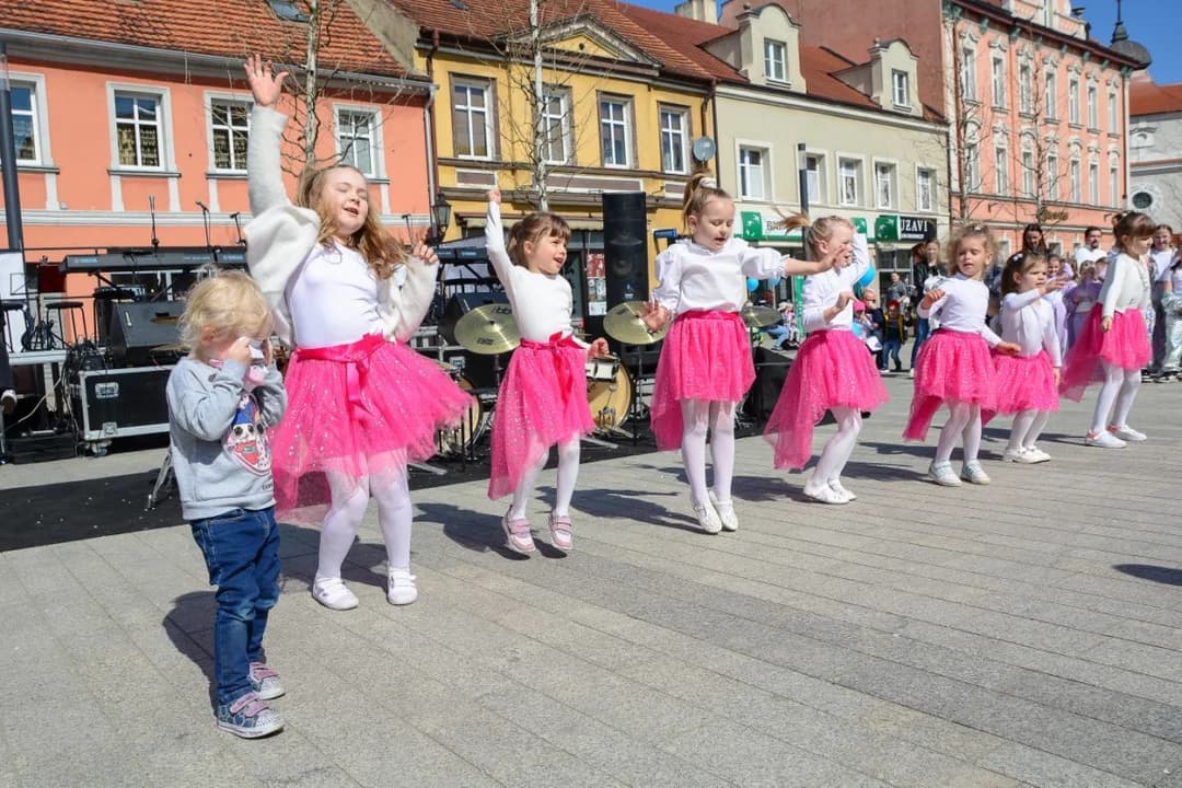 Przez kilka godzin szukali zajączków w centrum Jarocina. Wielkanocna gra miejska z nagrodami [ZDJĘCIA] — zdjęcie 3 z 90