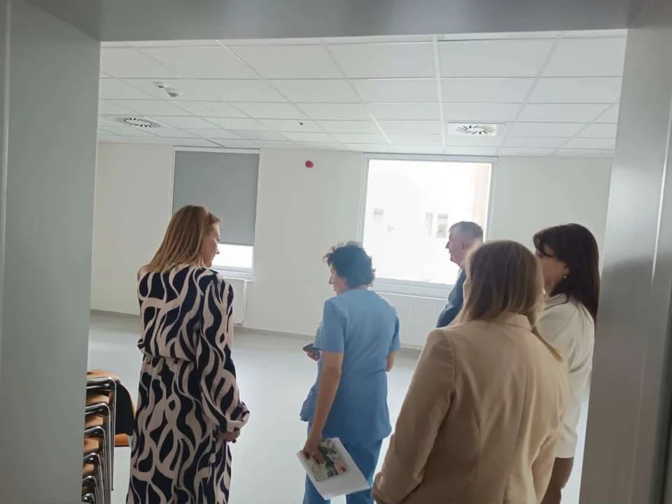 Obecni byli także: prezes szpitala Beata Walczak-Silińska, kierownik referatu zamówień publicznych i inwestycji w starostwie Katarzyna Ficner, dyrektor ds. techniczno-inwestycyjnych szpitala Karolina Łubińska oraz dyrektor ds. pielęgniarek i innego personelu medycznego Dorota Kubiak.