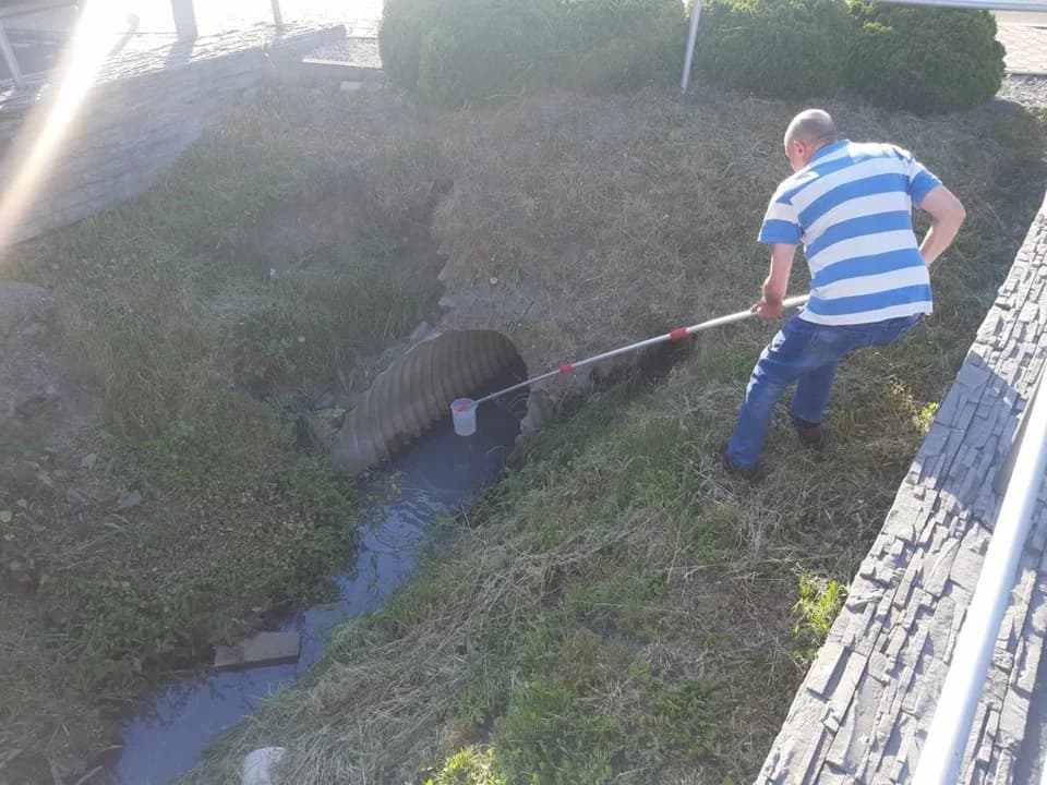 Do podobnego wycieku, jaki zauważon w niedzielę 16 czerwca doszło miesiąc wcześniej. WIOŚ pobrało próbki i dzisiaj (17 czerwca) poinformowało o wynikach kontroli.