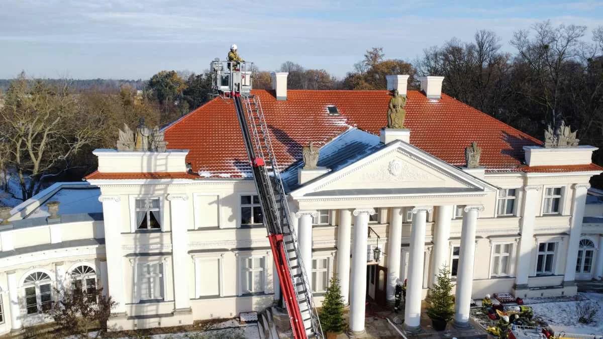 Podpalenie pałacu i ratowanie dwóch nieprzytomnych osób. Co się działo w muzeum w Śmiełowie? — zdjęcie 4 z 14