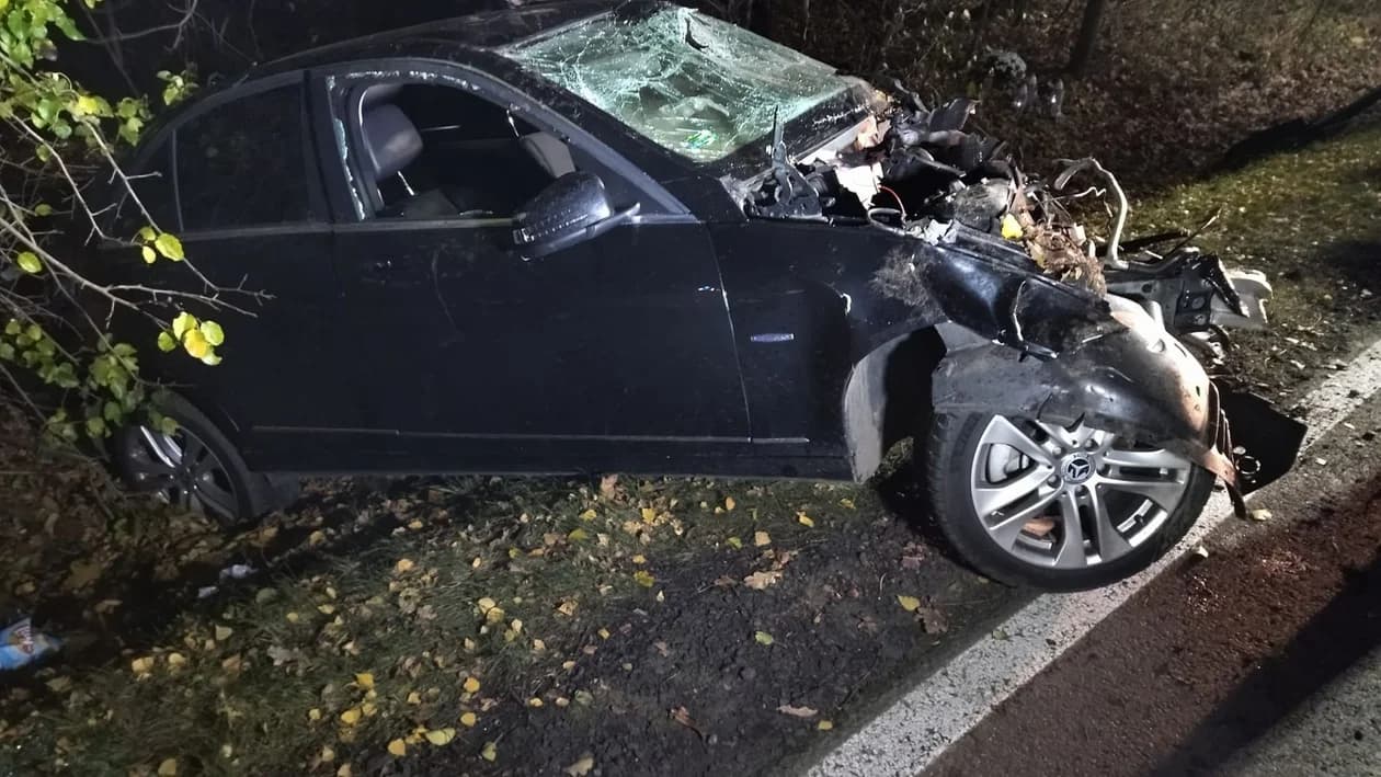 Zakleszczonego nastolatka uwalniali strażacy. Wcześniej uderzył w drzewo i dachował