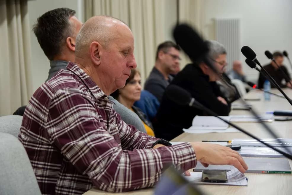 O ruchu aut na rynku w Jarocinie dyskutowano na spotkaniu w ratuszu. Jakie będą skutki tej dyskusji? [ZDJĘCIA, SONDA]