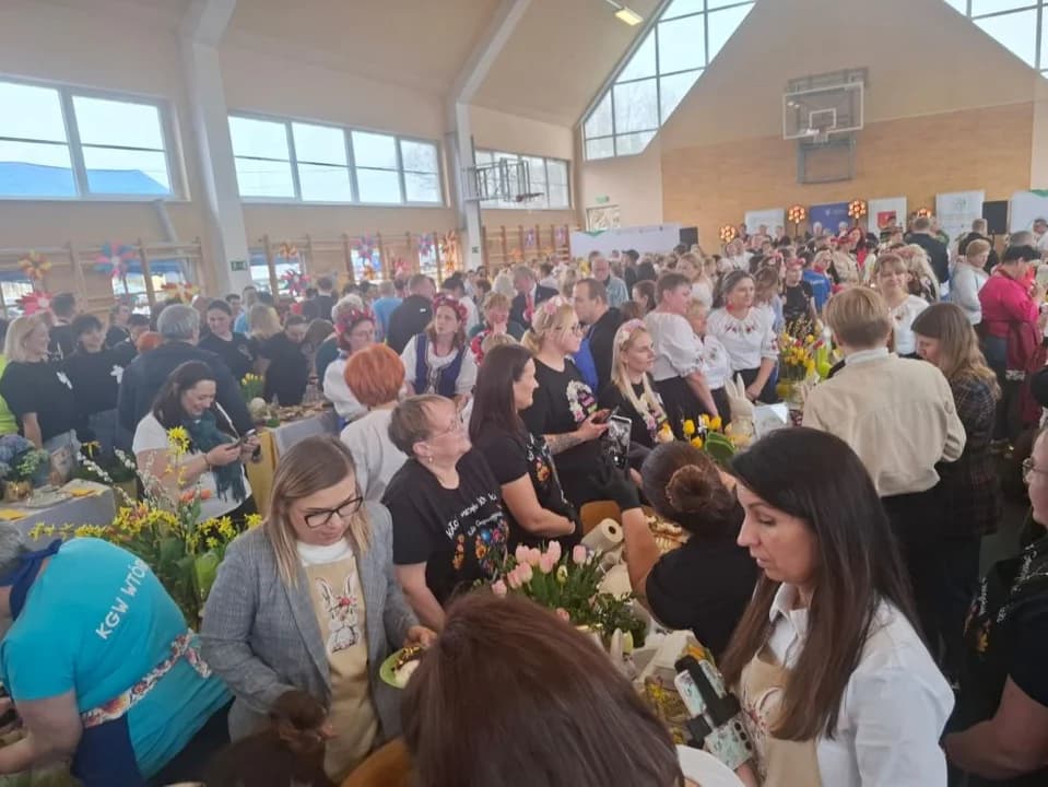 Wielkie tarcie chrzanu w Chrzanie. Przy tarkach stanęło blisko 100 KGW z całej Wielkopolski  [ZDJĘCIA, AKTUALIZACJA]