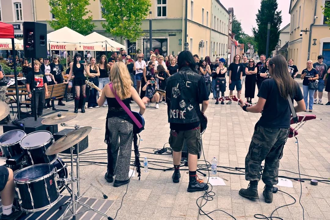 Jarocin Festiwal 2026. Występ zespołu Rozkład Jazdy i wystawa kończąca warsztaty plastyczne