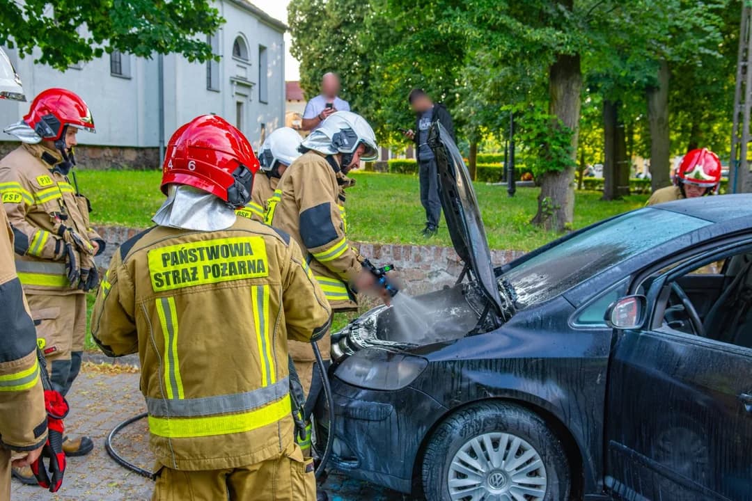 Pożar volkswagena. W aucie była kobieta z dziećmi — zdjęcie 5 z 11