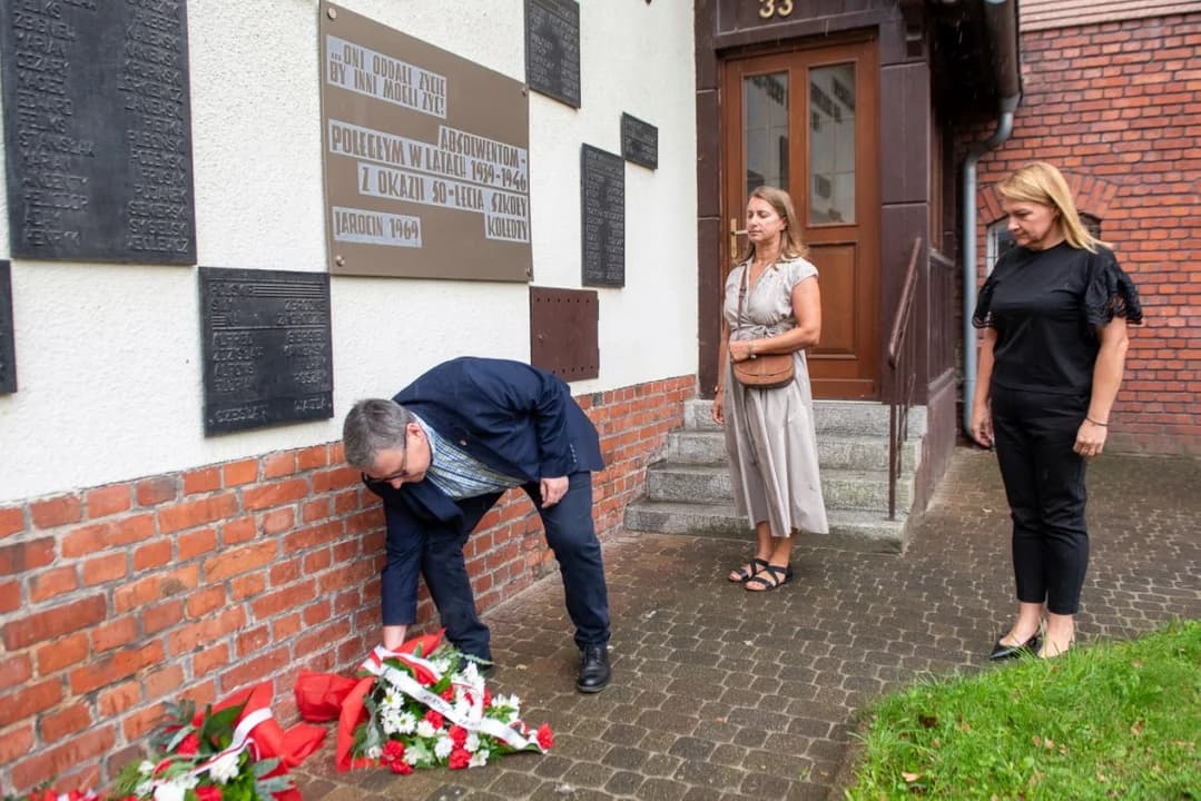 W Jarocinie uczczono symbolicznie godzinę W pod tablicą znajdującą się na ścianie Liceum Ogólnokształcącego — zdjęcie 5 z 13