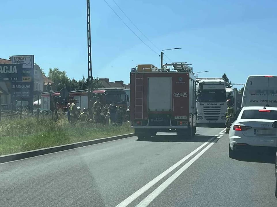 Zderzenie motocyklisty i samochodu osobowego w Witaszycach. Ruch został całkowicie wstrzymany — zdjęcie 2 z 3