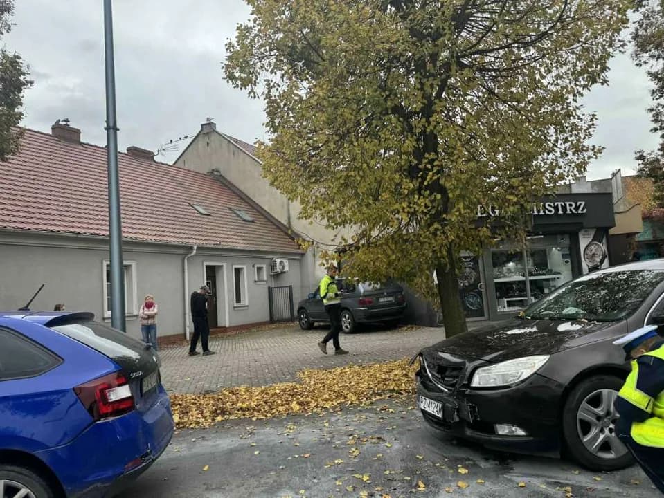 W centrum Jarocina miał miejsce karambol sześciu aut. Jedna osoba została poszkodowana [AKTUALIZACJA, ZDJĘCIA] — zdjęcie 3 z 16