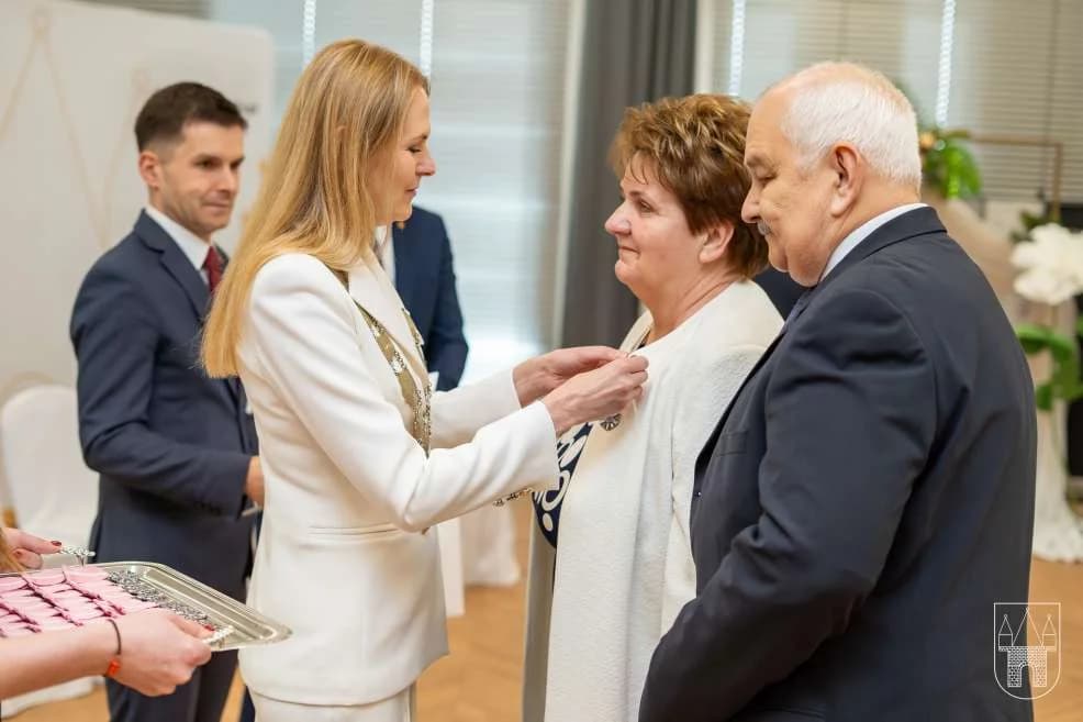 Dwa lata rządów - jaką ocenę dają burmistrzowi mieszkańcy, jaką radni? Jest piątka, ale i jedynka...
