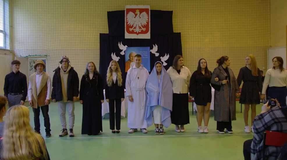 Uczniowie ZSP-B w Tarcach uczcili rocznicę wyboru Jana Pawła II — zdjęcie 2 z 9