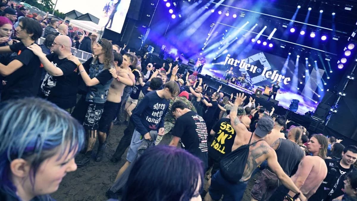 Tak bawiliście w błocie i deszczu podczas pierwszego dnia Jarocin Festiwal 2026