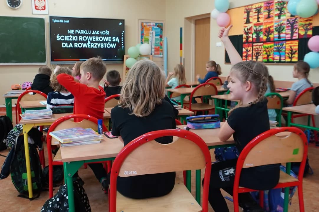 RoweLOVE uczy i bawi. Uczniowie z jarocińskiej “5” poznali zasady bezpiecznej jazdy na rowerze [ZDJĘCIA]
