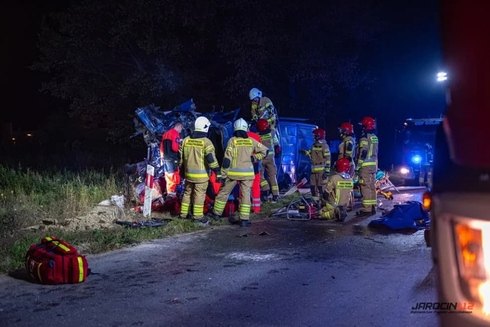 Zderzenie busa z pociągiem na przejeździe w Golinie. Kierowca zakleszczony w aucie [ZDJĘCIA, AKTUALIZACJA] — zdjęcie 4 z 23