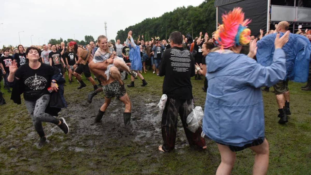 Tak bawiliście w błocie i deszczu podczas pierwszego dnia Jarocin Festiwal 2026