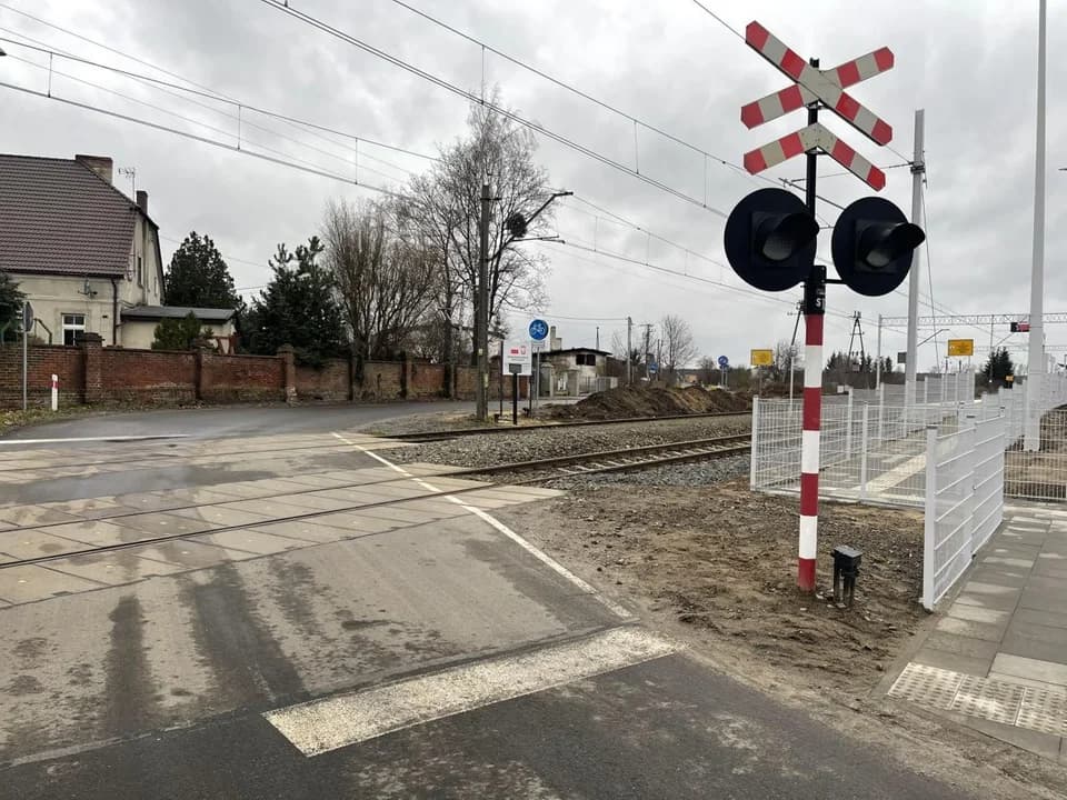 Kierowcy skarżą się na ograniczoną widoczność na przejeździe kolejowym w Radlinie — zdjęcie 2 z 9