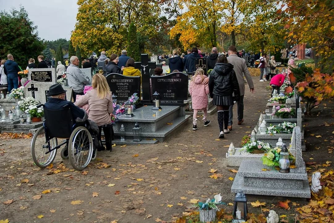 Wszystkich Świętych i Dzień Zaduszny w Jarocinie. O której msze i  nabożeństwa na cmentarzach. Jak dojedziesz na groby? — zdjęcie 4 z 11