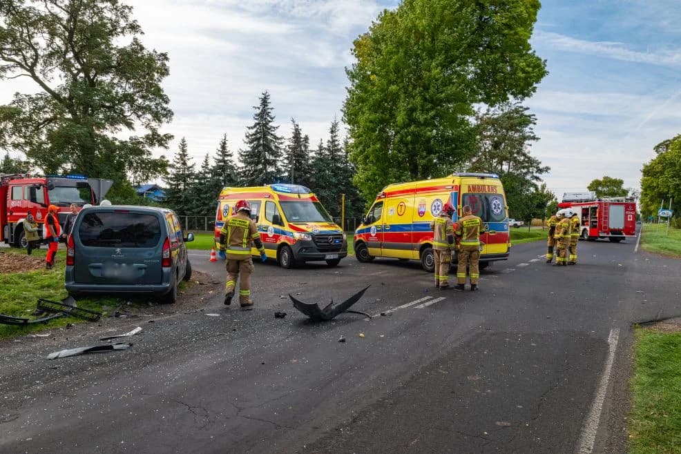 Wypadek w Chrzanie w gminie Żerków. Jedna osoba jest poszkodowana [ZDJĘCIA, AKTUALIZACJA] — zdjęcie 5 z 11