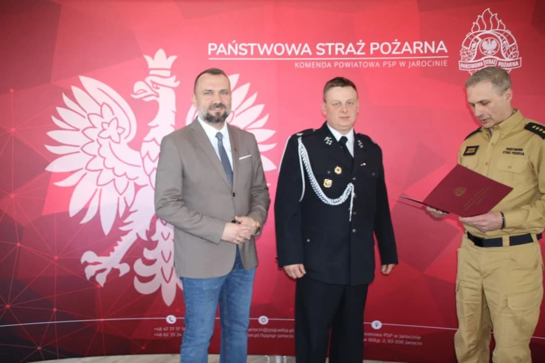 Przedstawiciele OSP Ludwonów w asyście Michała Surmy odebrał decyzję Komendanta Głównego PSP o ponownym włączeniu jednostki do Krajowego Systemu Ratowniczo - Gaśniczego.