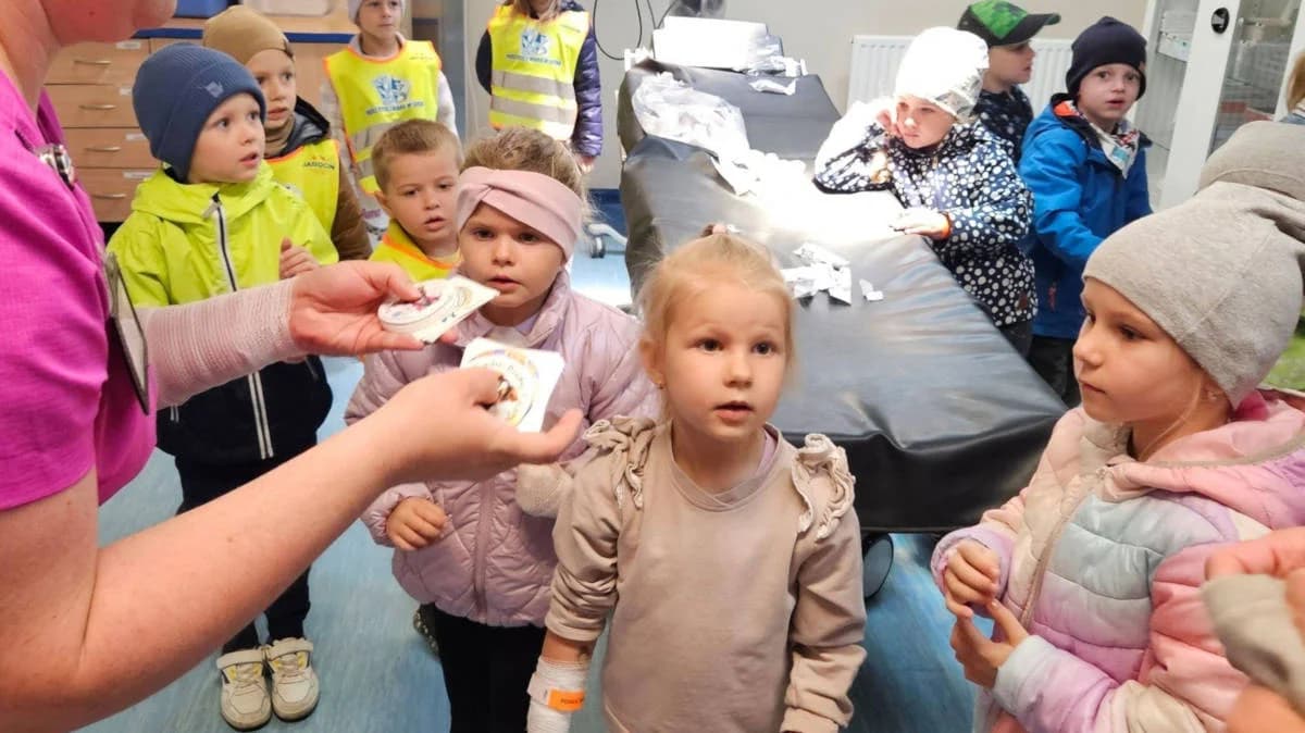 Dzieci z jarocińskiego przedszkola „Jarzębinka”  wybrały się z wizytą do Szpitalnego Oddziału Ratunkowego [ZDJĘCIA]