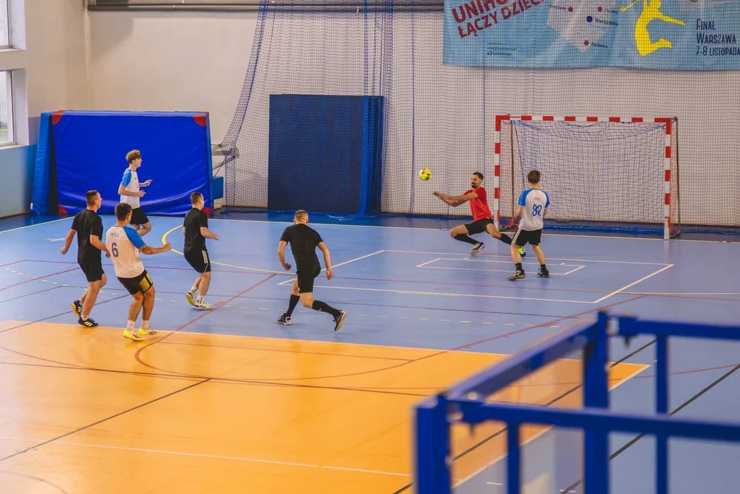 Sport ma wielką moc. Mikołajkowy turniej w Nowym Mieście nad Wartą zakończył się sukcesem — zdjęcie 3 z 36